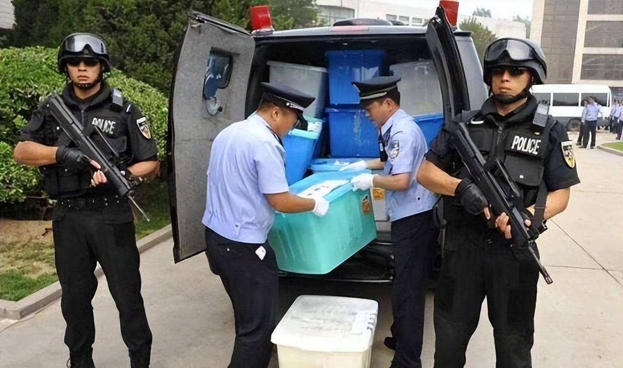 运钞员用的是霰弹枪,为何高考试卷押送却用步枪,差别在哪?