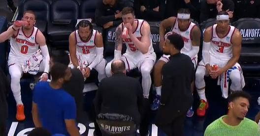 迪文琴佐豪取35分,尼克斯近胜未果;哈里伯顿狂砍35分4篮板7助攻,引领