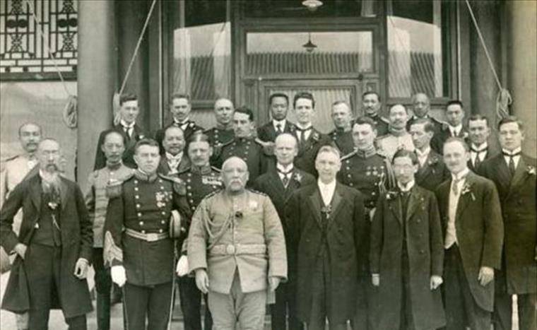 孙传芳:尊重发妻,宠爱三房,最后要求和二房合葬,却被儿子拒绝