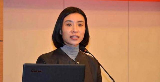 她将申通146亿卖给马云,如今衣锦还乡,又靠几十块雨伞再赚百亿