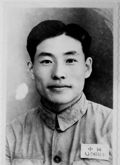 老人隐姓埋名供电公司57年,登记信息拿出立功书,揭开英雄身份