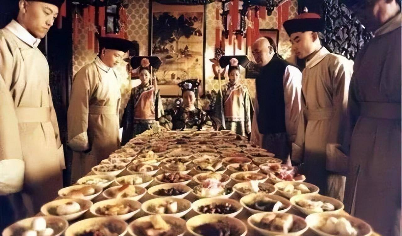 揭秘清大内侍卫的生活,睡觉前嘴里含块竹片,和皇帝吃一样的伙食