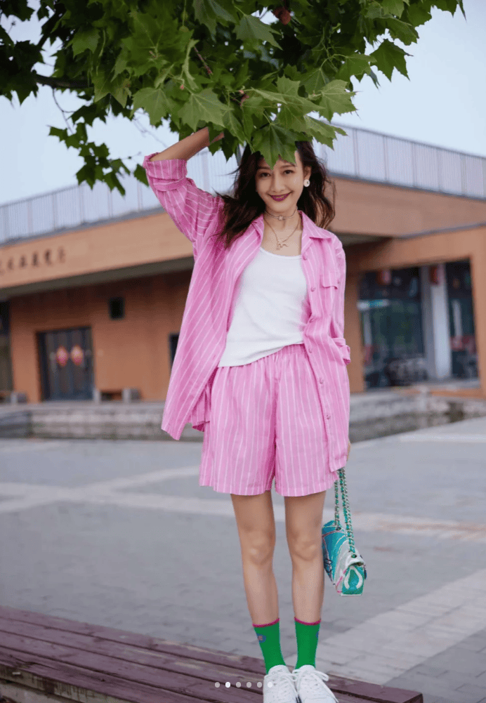 王鸥当妈后换了风格,穿条纹衬衫 短裤 小白鞋,41岁美出新高度