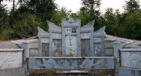 而其时清朝皇帝的坟墓简直无一幸免,唯有此墓,300年纹丝不动,只由于