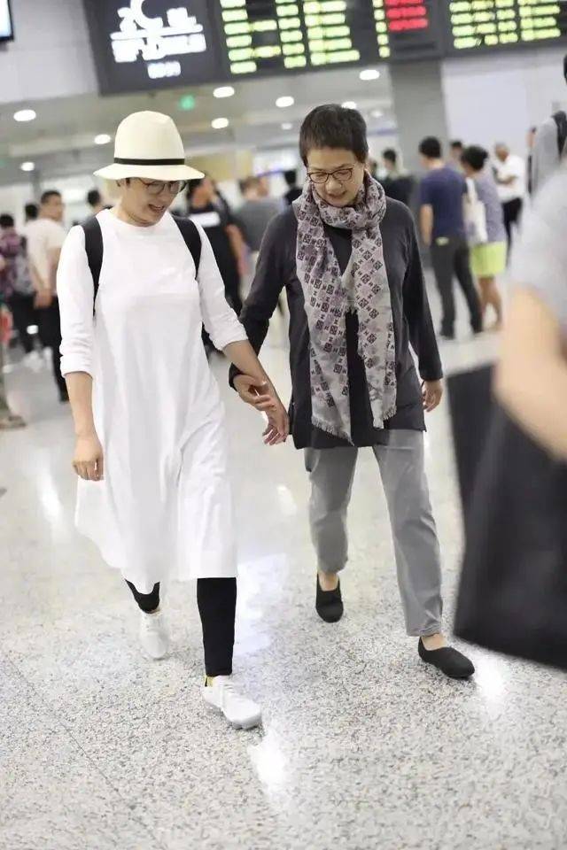 在机场的这次亮相中蒋雯丽和蒋文娟以各自独特的气质和魅力吸引了众多