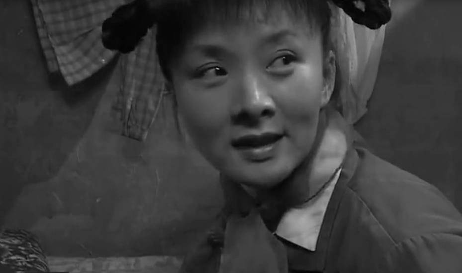 早已爱慕庆才哥多年的周用菊,看到石家来提亲,想都没想便答应了.