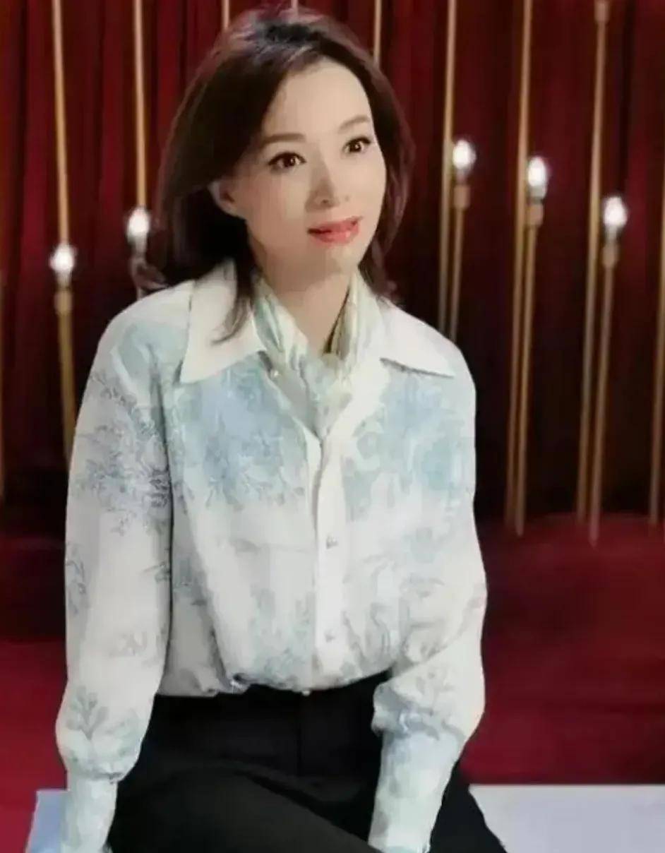 董卿这是经历了什么?脸部蜡黄仪态佝偻,"男人头"造型更是认不出了