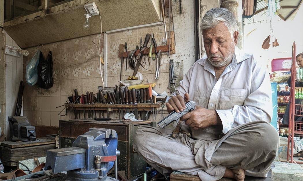 大师傅盘腿坐在门口的空地上,手边的工具在任何一个自行车摊都唾手