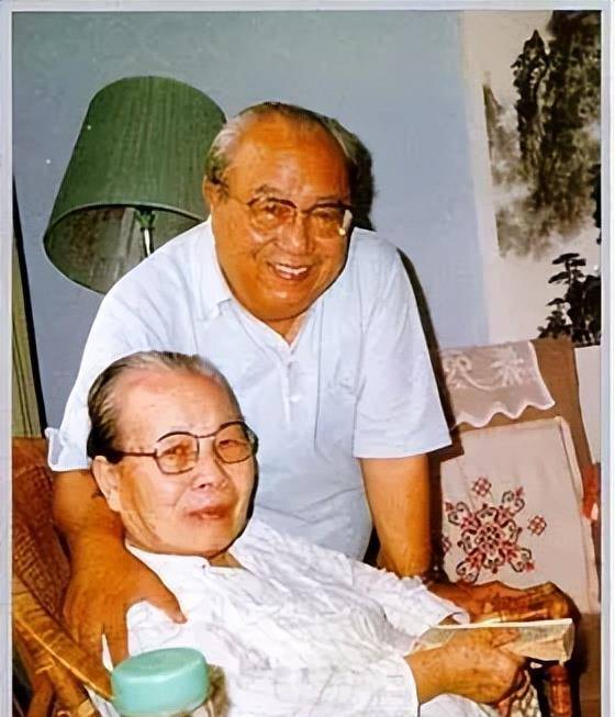 费孝通少时就开始追求杨绛,中间经历两起情感悲痛,但他的白月光杨绛