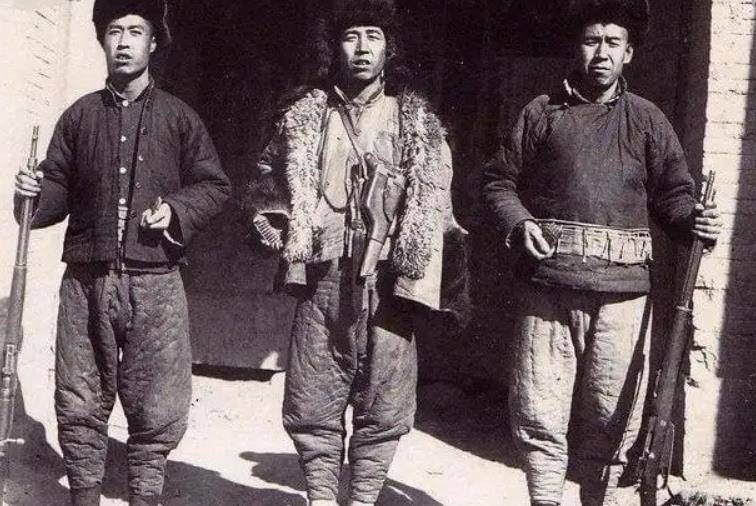 他虽然年纪轻轻,却颇有心计,老谋深算的本事就连老土匪都被迫折服.