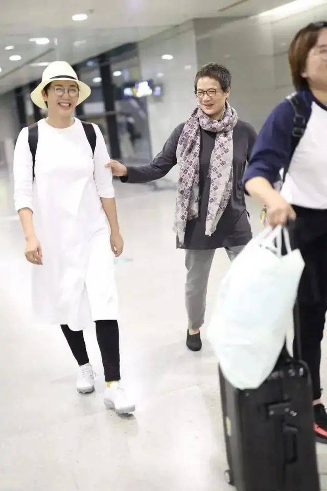 亲生姐妹气质大不同,她温婉优雅,姐干练强势_蒋文娟_显得_风格