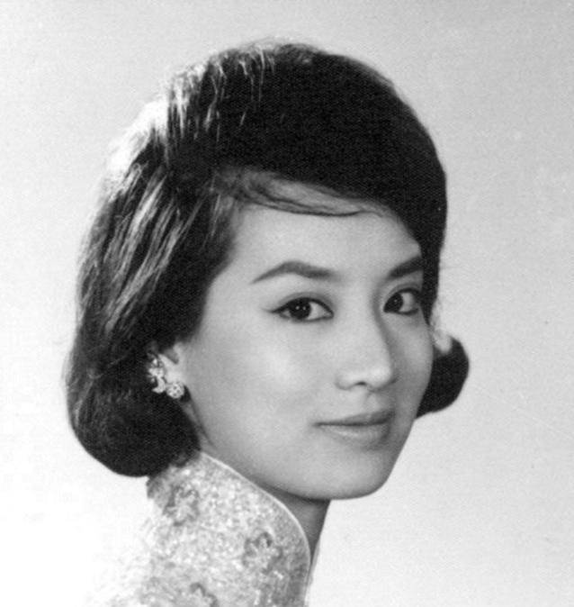 "10元小费",金庸爱上小29岁的女侍应,妻子朱枚知道后提2要求