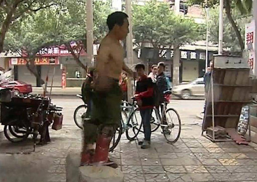 因为身体不好,阿杰的父母成天为他担惊受怕.
