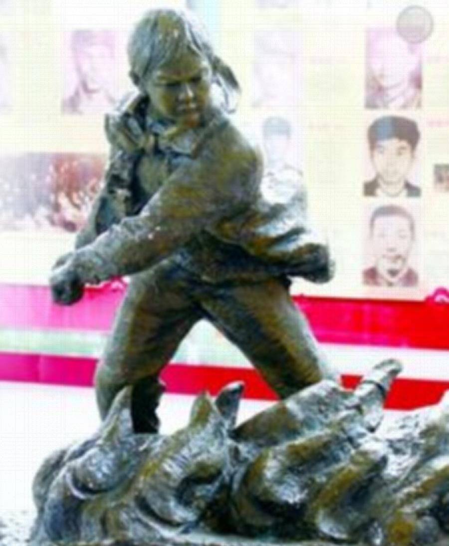 1988年,四川少年因救火牺牲,23年后其雕像却被拆除,这是为何?