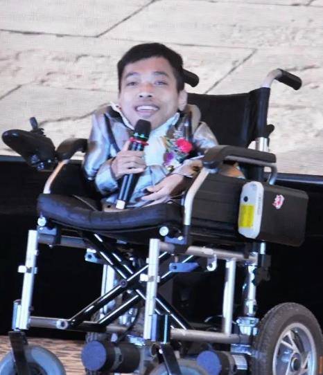 "轮椅总裁"李创利:身高不足1米却身价过亿,1.7米妻子视他如宝