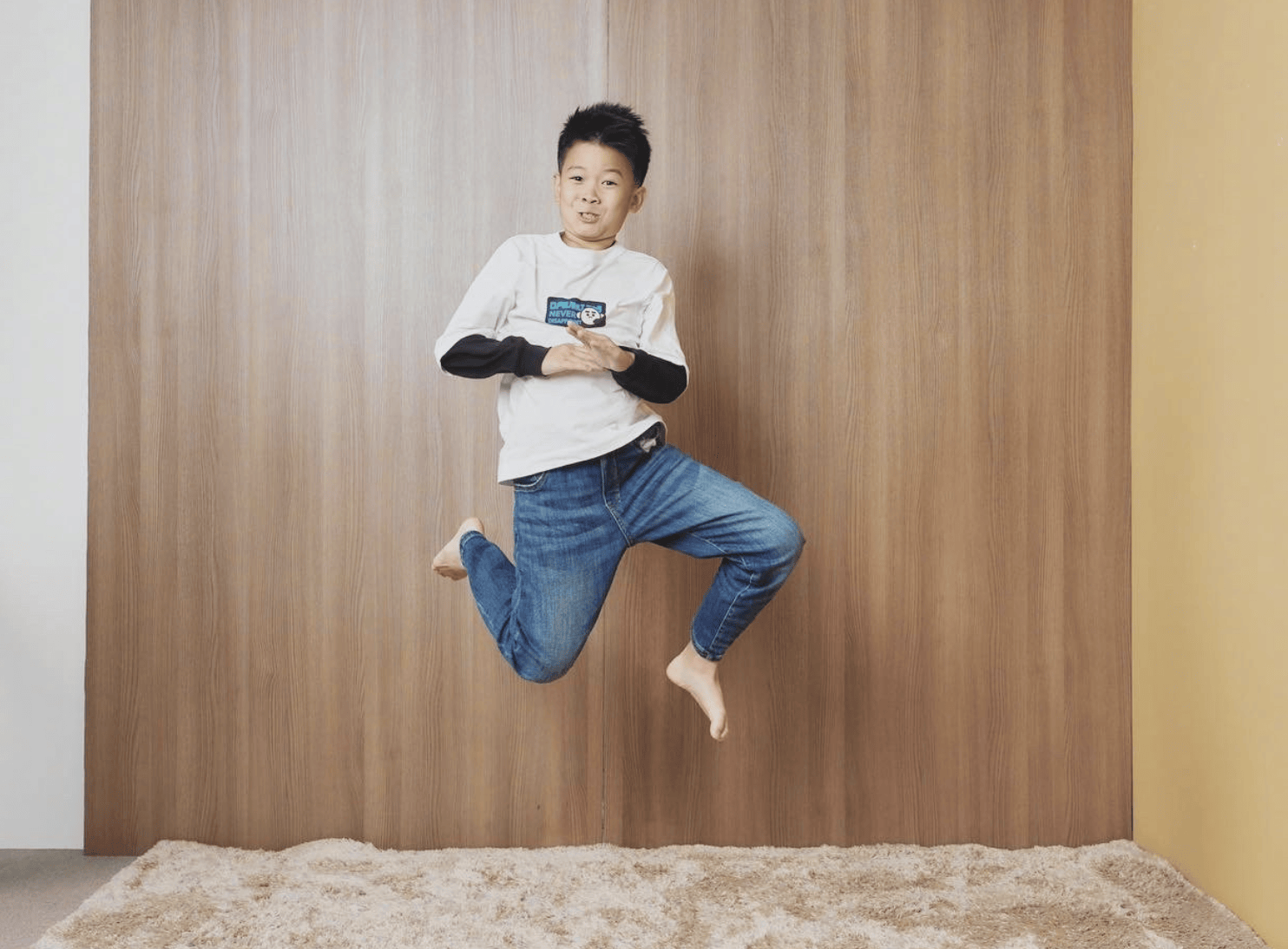 45岁侯佩岑母亲节晒全家福,携总裁老公秀恩爱,父子三人皮肤黝黑