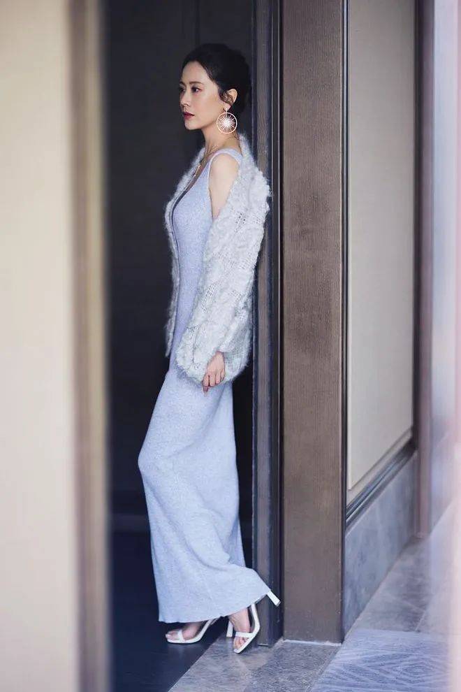 海清真是越老越美!"一身灰"穿出女神范,44岁这气质真让人羡慕