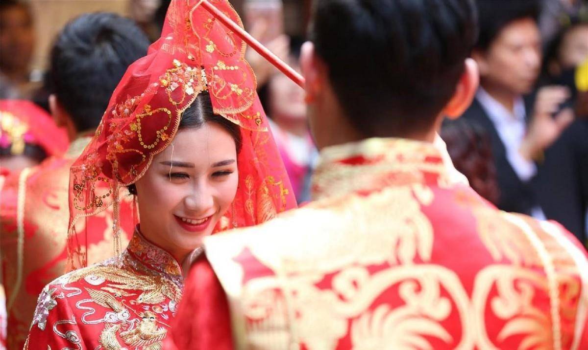 结婚现开28瓶茅台,喝完后砸碎瓶底,遭岳父怒怼_王明_刘敏_父母