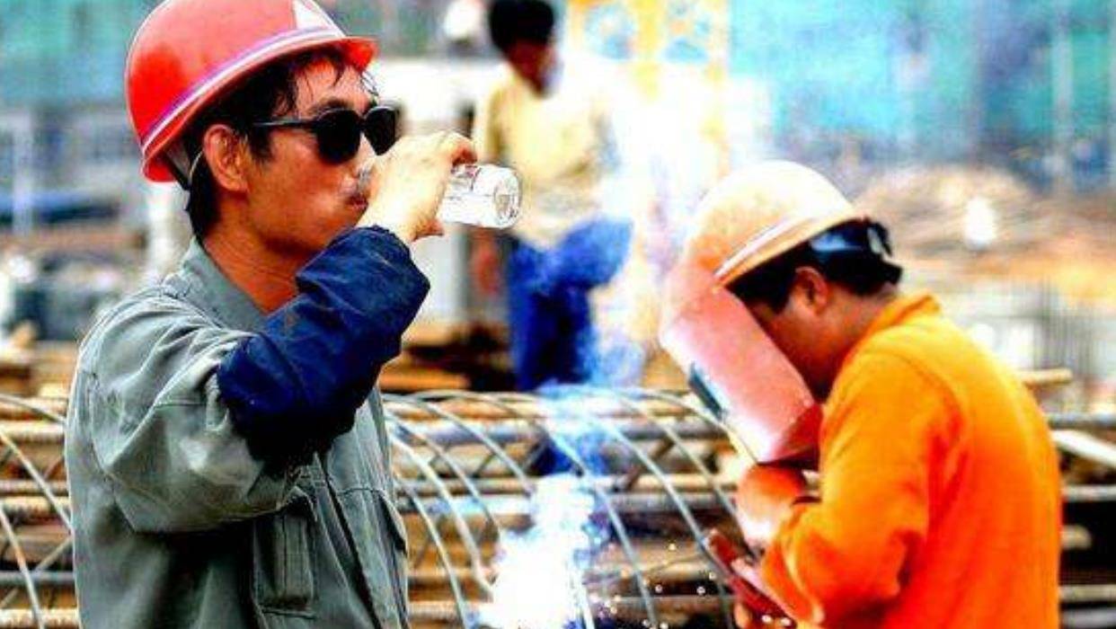 农民工干的是城里人剩下的工作?月薪3千的工资,农民工可不愿干