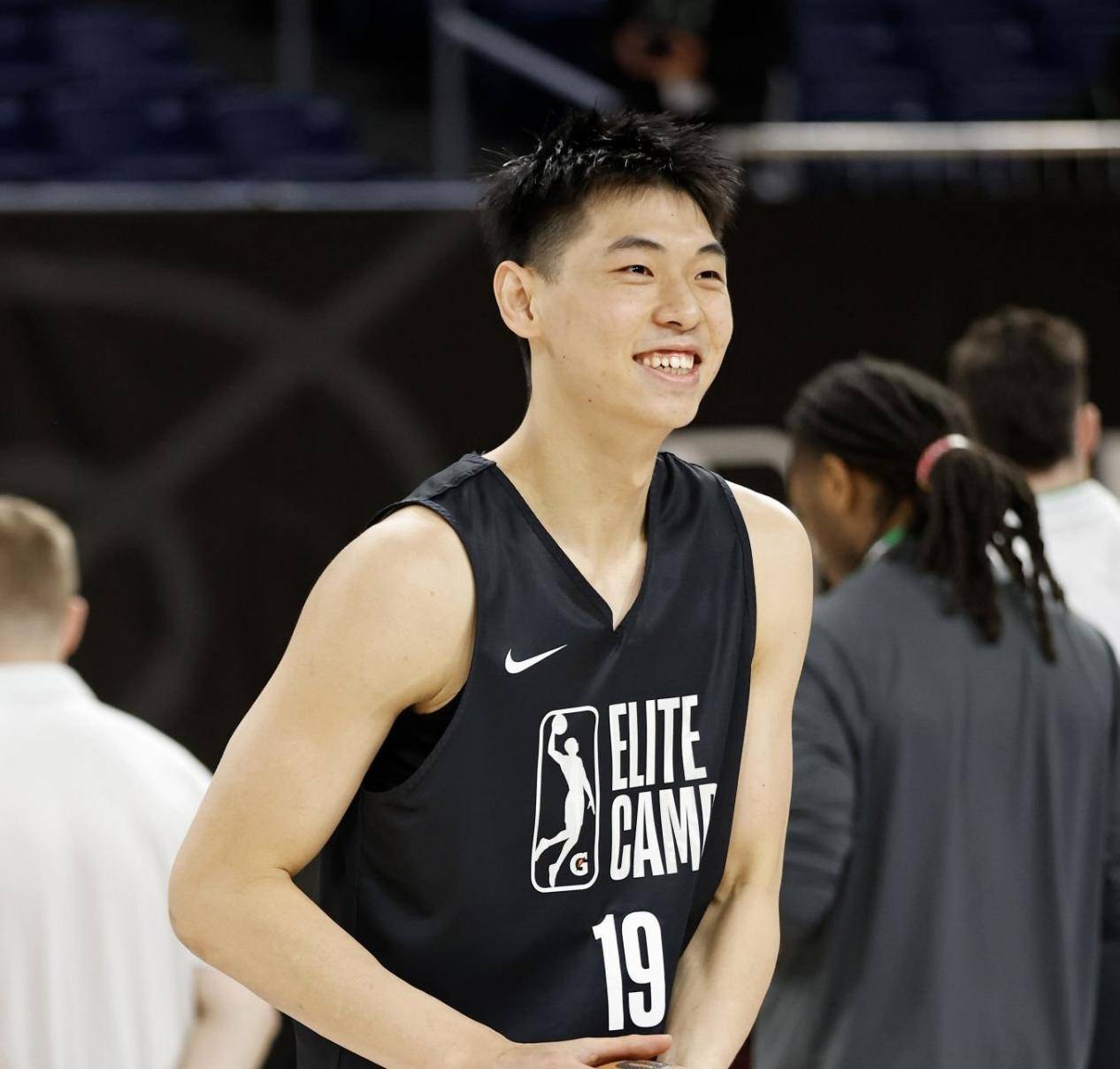 男篮国手被nba球队邀约试训 苦练三分25中23 防守成亮点_崔永熙_孙悦