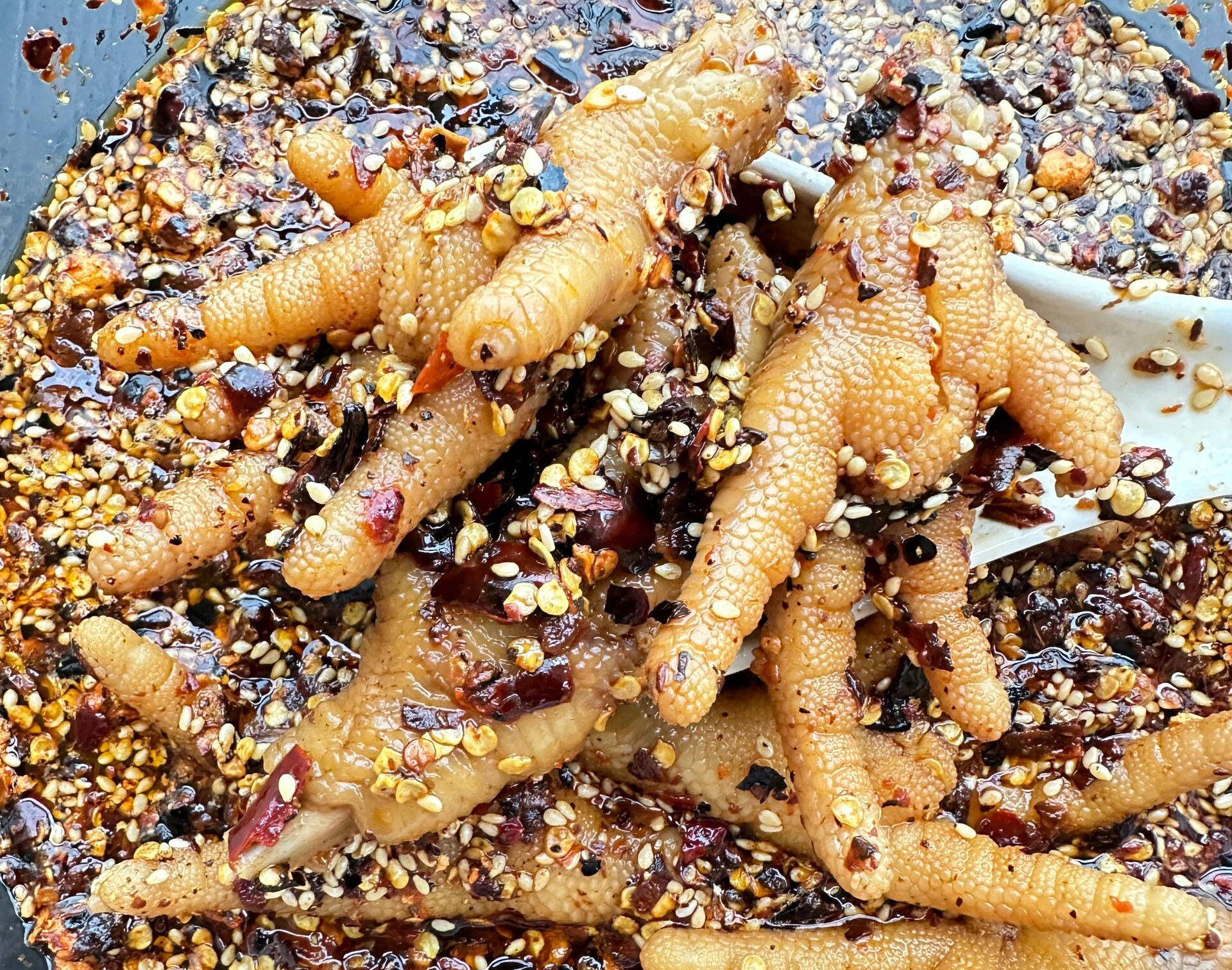 糊辣椒泡鸡脚,香辣鲜美,夏日里的解馋小吃,让人欲罢不能