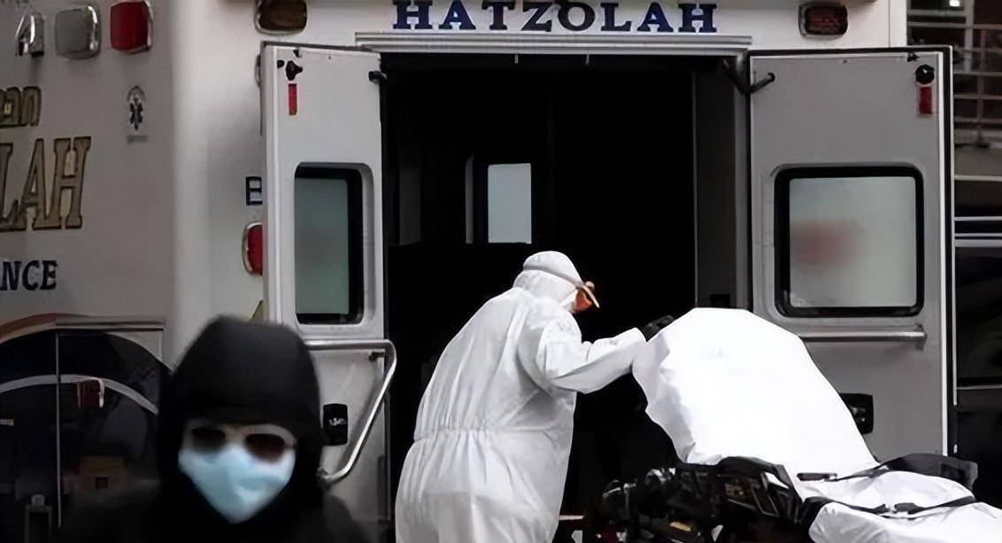 密实的口罩带来的是呼吸困难,稀薄的空气让他们时常感觉到窒息的痛苦.