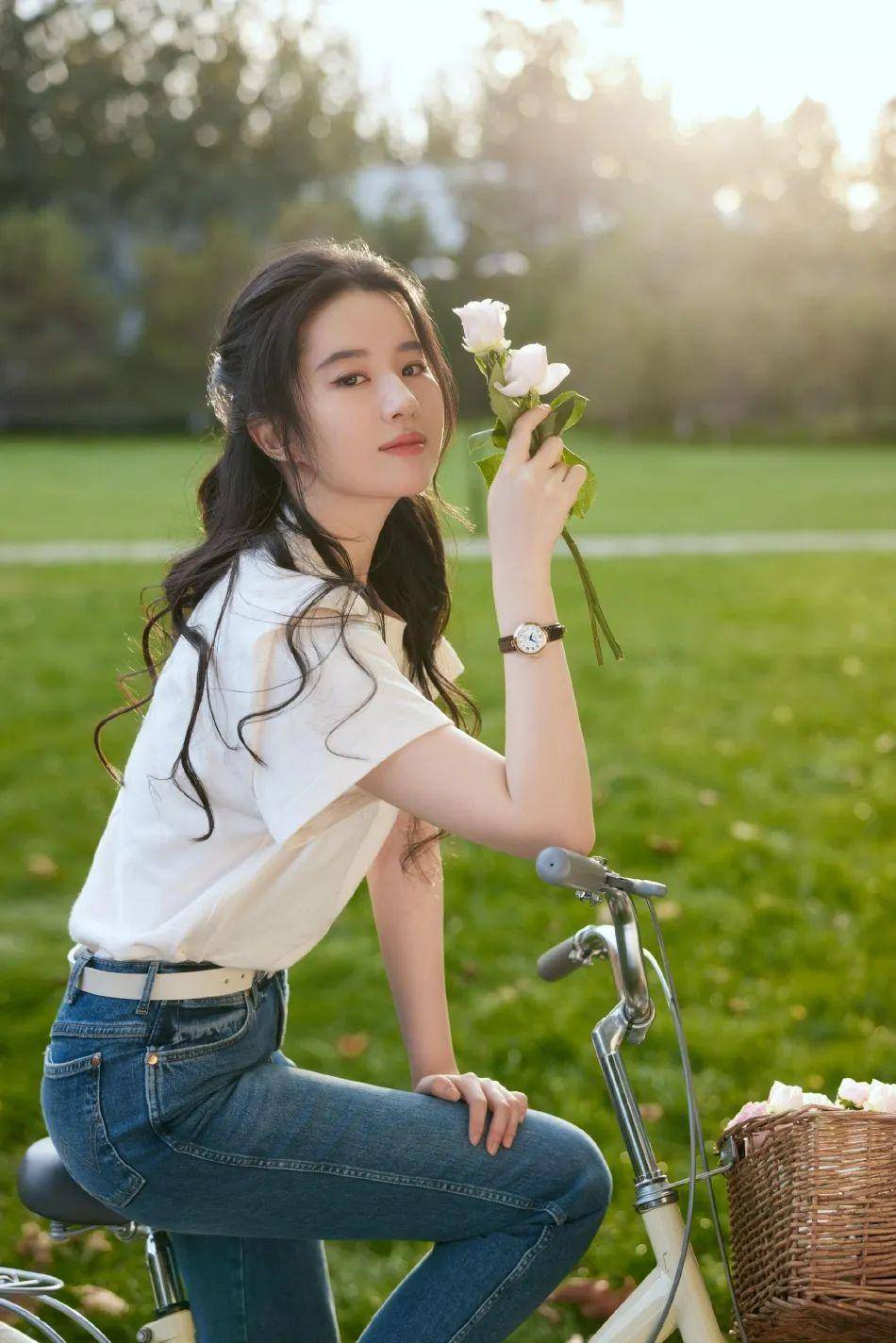 盘点娱乐圈皮肤最白的6位女星,个个颜值高,气质佳,你最喜欢谁
