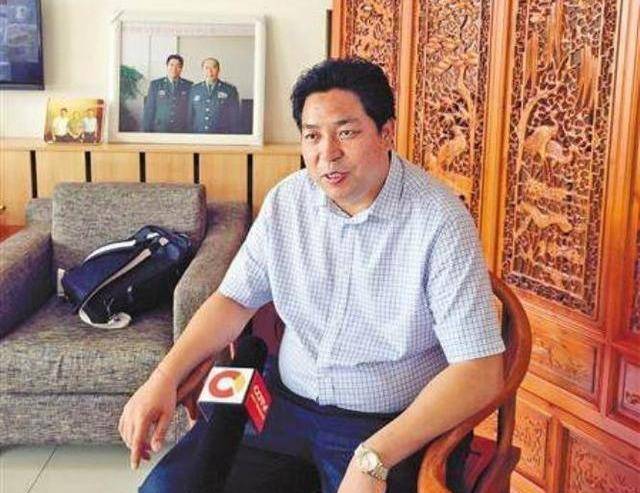 此人曾帮助一名乞丐,21年后乞丐携百万支票来酬谢_何荣锋_戴杏芳_工作