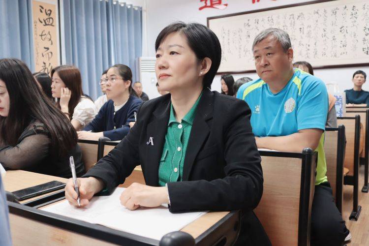 发展中心小学英语教研员,正高级教师,中原教研名家张莉老师到校指导