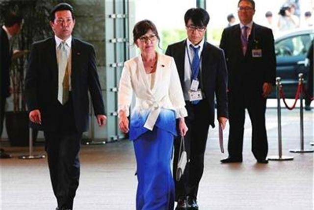 看稻田朋美的一生,几乎都在跟着安倍晋三的
