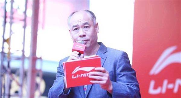 57岁体操王子李宁现状:身价百亿头发已脱落,妻子依旧貌美有韵味