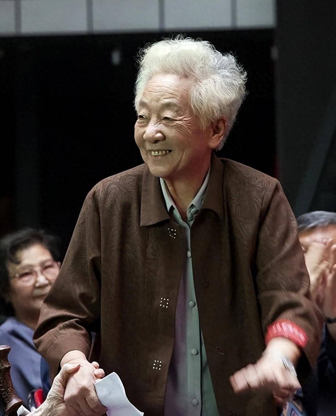 石维坚,这位中国国家一级演员,在长时间与疾病斗争后,终于在这个清晨