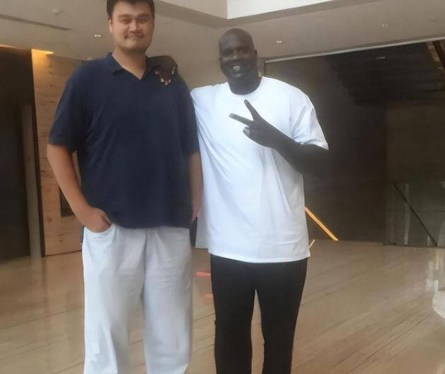 姚明的非凡体型:何以令奥尼尔显矮小,泳池中犹如绿巨人