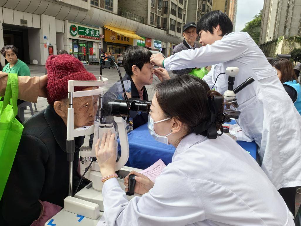 贵阳爱尔眼科医院开展“家庭之光守护计划”公益项目老年人眼病防治(图3)