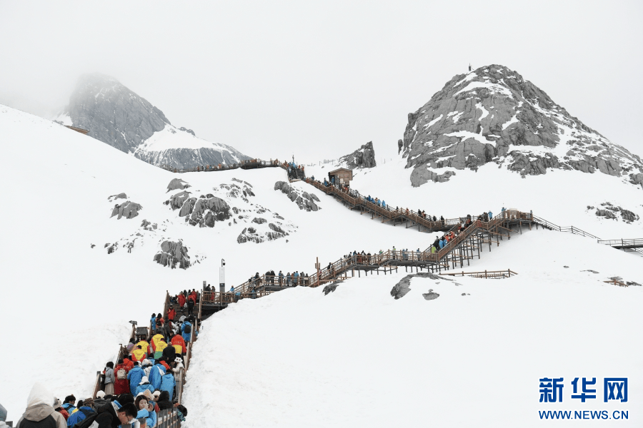 云南丽江玉龙雪山:游人赏"夏雪"看胜境_赵庆祖_景区_游客