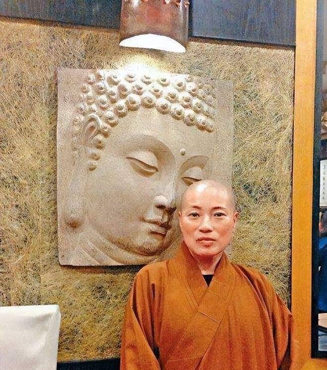 假尼姑史爱雯:白天德高望重,夜晚穿黑丝住豪宅,豪车接送上下班_香港