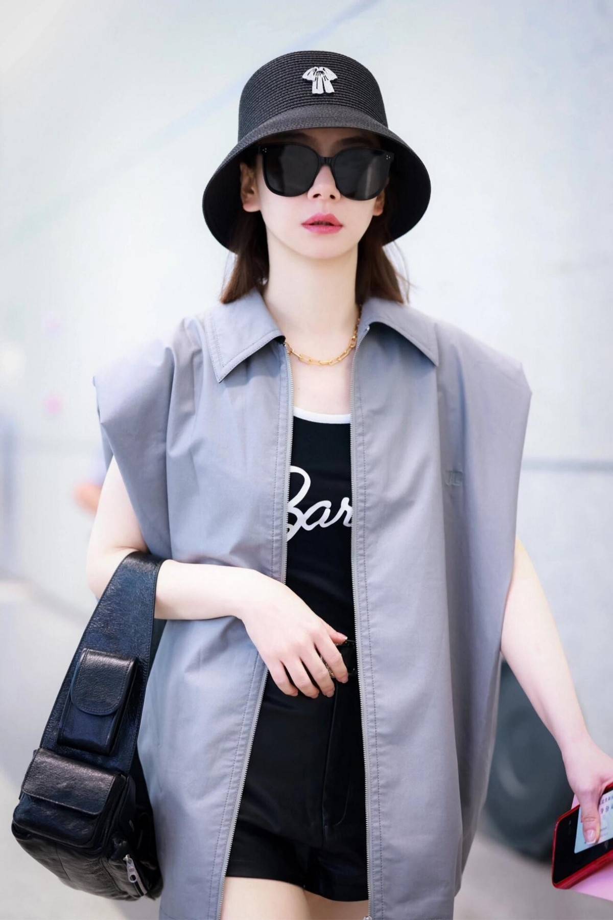 戚薇带火了美拉德新穿法:t恤 阔腿裤 运动鞋,时髦洋气又减龄