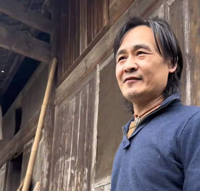 曝名导李红旗携全家隐居山村!已长达13年,不让儿子上学惹争议