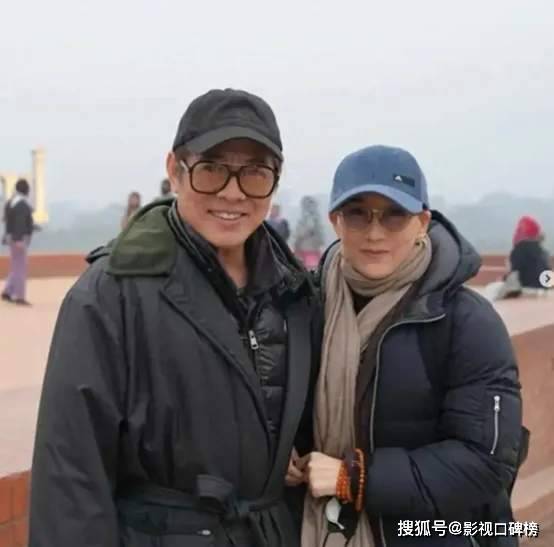 李连杰现身五台山礼佛,走路时需要搀扶,皮肤偏黄,脸部松垮