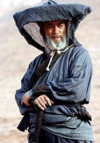 他是中国最后的大侠,出演《少林寺》叫板李连杰,自创剑招无人敌
