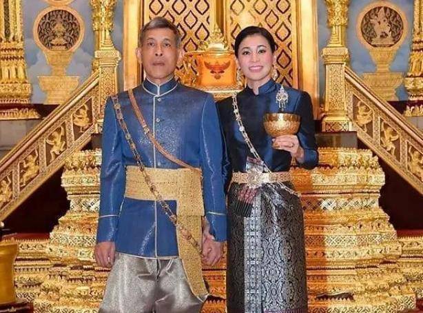 泰国大公主高情商,跪水泥地腋下全汗湿,就为在民众前给老爸捧场