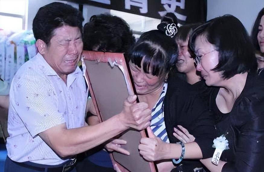 操场埋尸案:杜少平被执行死刑前,和亲人短暂见面,后被押到刑场