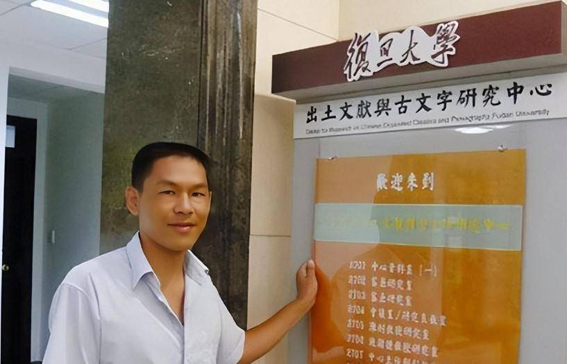 2009年38岁三轮车夫蔡伟,靠着高中文凭,破格成复旦博士生