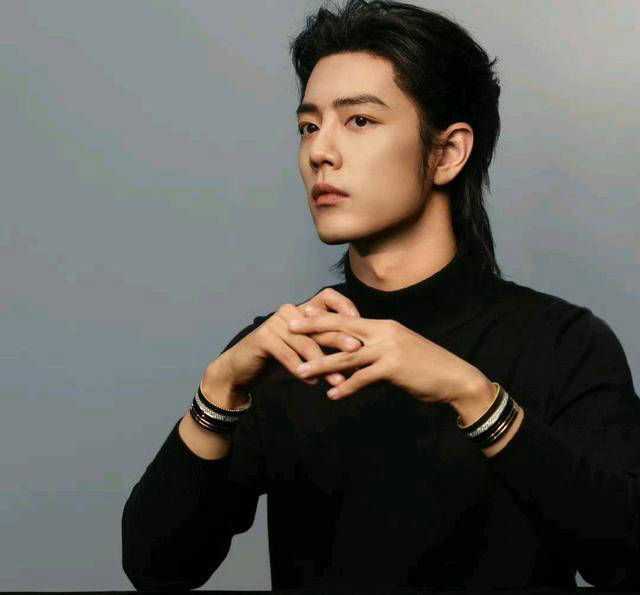 肖战在纽约时代广场闪耀登场