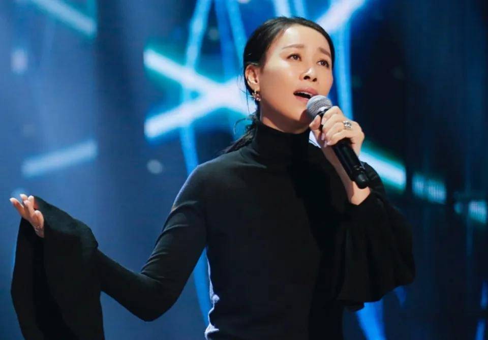 从"未曾开言先转腚"到"五旬老太只身守国门",那英这次赢麻了