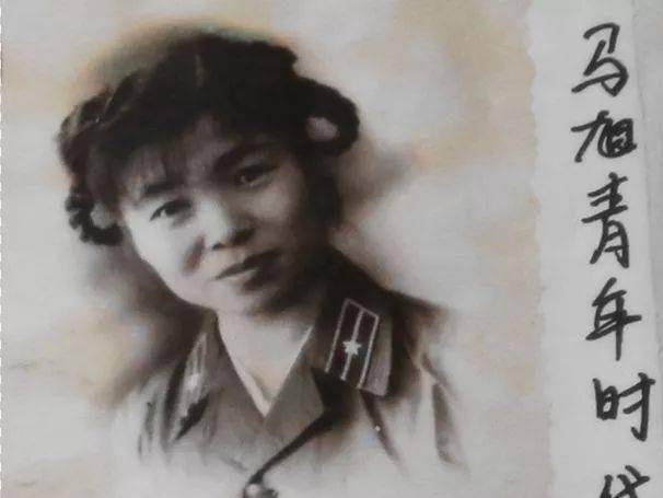 的表现被授予三等功勋章,随后,她又被送到武汉军区总医院担任外科军医