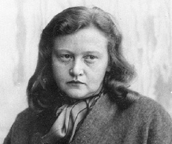 这位蛇蝎美人名叫伊尔斯·科赫,1906年出生于德国德累斯顿一个普通的