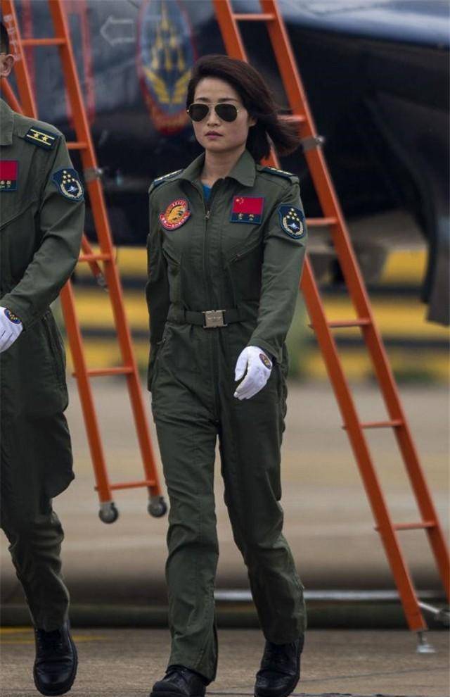 中国首位歼10女飞行员,因跳伞失败牺牲_表演_能力_战斗机的