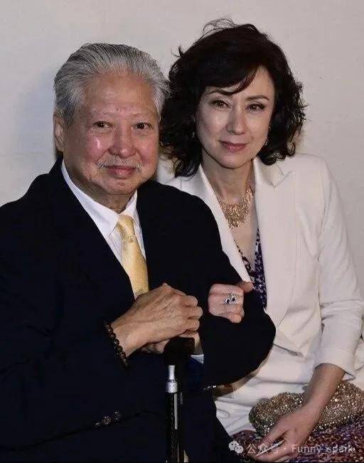 75岁洪金宝与妻子罕见出镜,穿黑白情侣装,小16岁妻子骨瘦嶙峋!