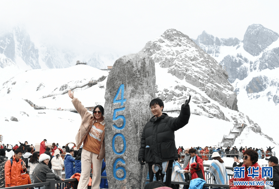 云南丽江玉龙雪山:游人赏"夏雪"看胜境_赵庆祖_景区_游客